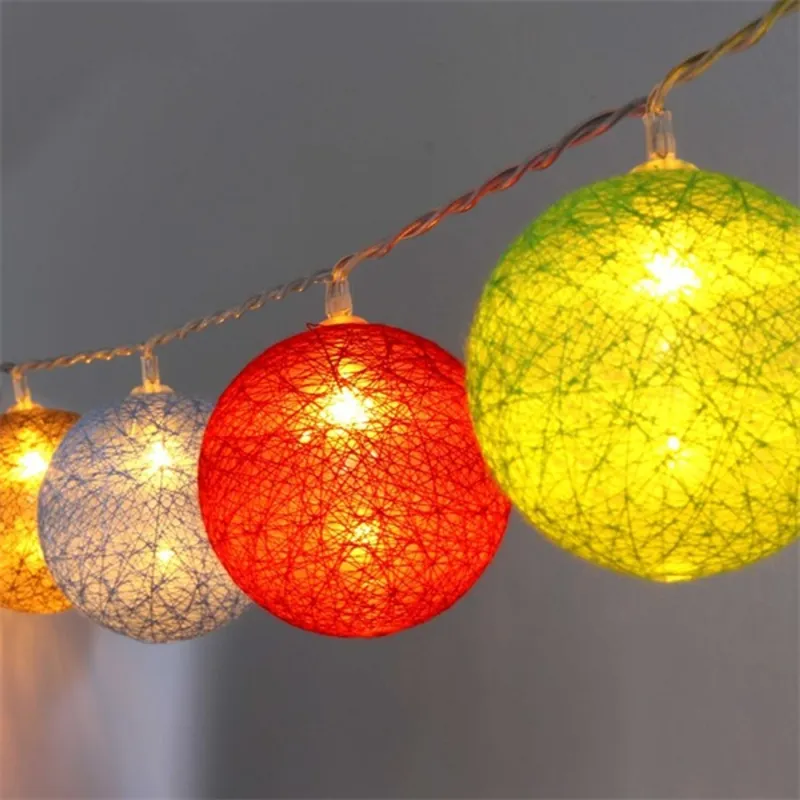 Iris Gömb alakú 6cm/színes fonott/1,5m/barna-piros-kék-zöld/10db LED-es/USB-s fényfüzér, fénydekoráció Iris Gömb alakú 6cm/színes fonott/1,5m/barna-piros-kék-zöld/10db LED-es/USB-s fényfüzér, fénydekoráció