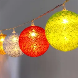 IRIS Gömb alakú 6cm/színes fonott/3m/barna-piros-kék-zöld/20db LED-es/USB-s fénydekoráció  (104-29)