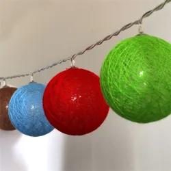 IRIS Gömb alakú 6cm/színes fonott/3m/barna-piros-kék-zöld/20db LED-es/USB-s fénydekoráció  (104-29)