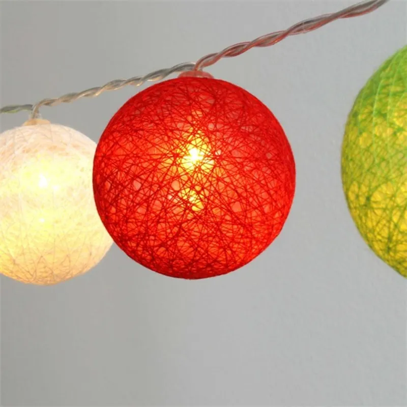 Iris Gömb alakú 6cm/színes fonott/3m/piros-fehér-zöld/20db LED-es/USB-s fényfüzér, fénydekoráció Iris Gömb alakú 6cm/színes fonott/3m/piros-fehér-zöld/20db LED-es/USB-s fényfüzér, fénydekoráció
