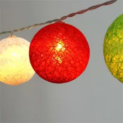 IRIS Gömb alakú 6cm/színes fonott/4,5m/piros-fehér-zöld/30db LED-es/USB-s fénydekoráció  (104-48)