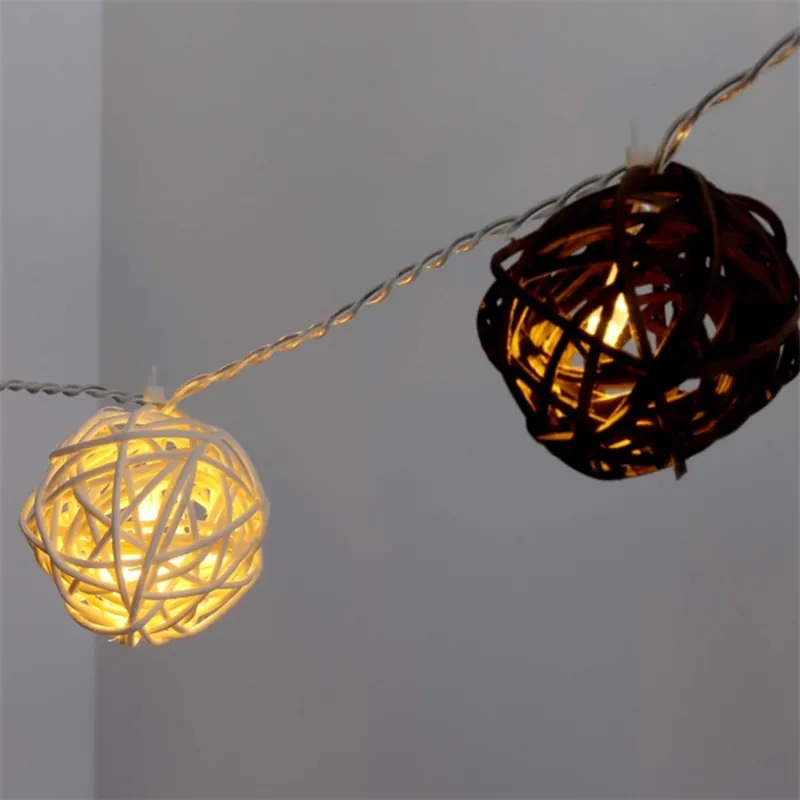 Iris Gömb alakú fonott/rattan/4m/fehér + barna/20db LED-es/3xAA elemes fényfüzér, fénydekoráció Iris Gömb alakú fonott/rattan/4m/fehér + barna/20db LED-es/3xAA elemes fényfüzér, fénydekoráció