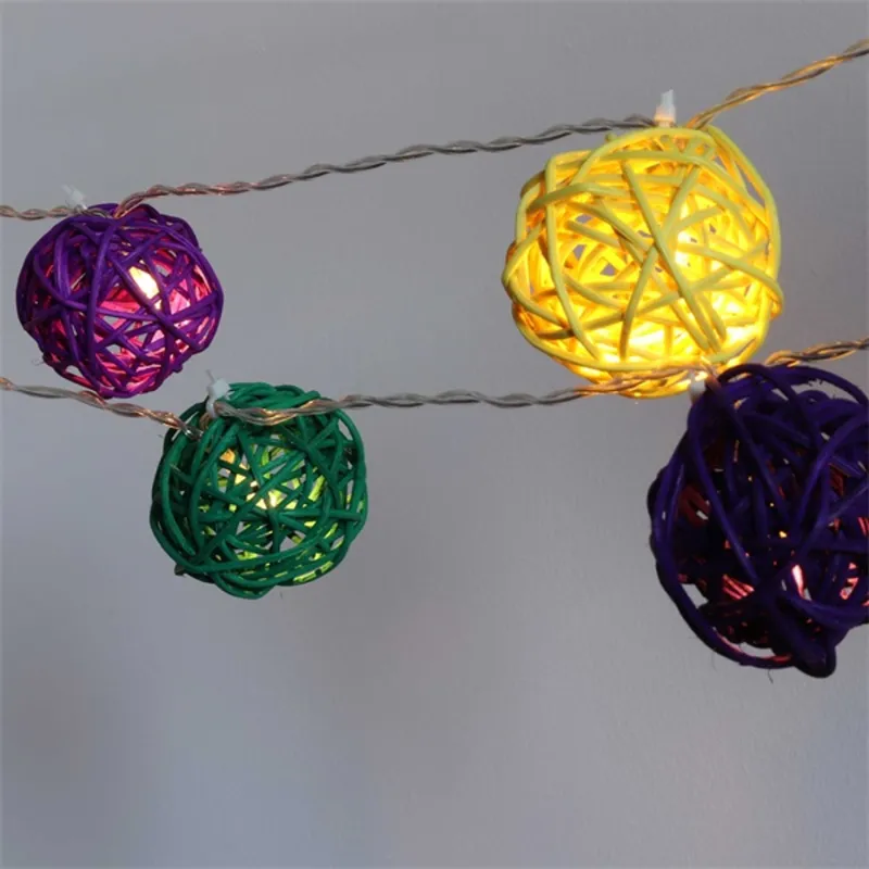 IRIS Gömb alakú fonott/rattan/4m/több színű/20db LED-es/3xAA elemes fénydekoráció (101-02) IRIS Gömb alakú fonott/rattan/4m/több színű/20db LED-es/3xAA elemes fénydekoráció (101-02)