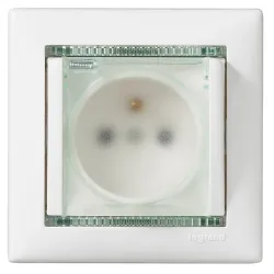 Legrand 774220 Valena fehér 2P+F IP44 csatlakozóaljzat csapófedéllel