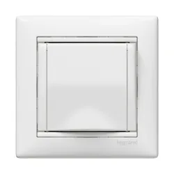 LEGRAND Valena 2P+F csatlakozóaljzat csapófedéllel, fehér