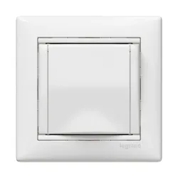 LEGRAND Valena 2P+F csatlakozóaljzat csapófedéllel, fehér