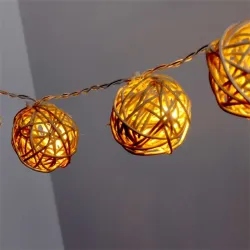 IRIS Gömb alakú fonott/rattan/1,5m/meleg fehér/10db LED-es/3xAA elemes fénydekoráció  (102-01)