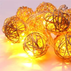 IRIS Gömb alakú fonott/rattan/1,5m/meleg fehér/10db LED-es/3xAA elemes fénydekoráció  (102-01)