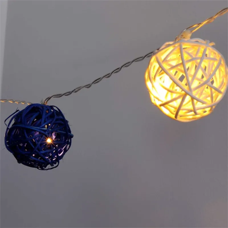Iris Gömb alakú fonott/rattan/4m/fehér + kék/20db LED-es/3xAA elemes fényfüzér, fénydekoráció Iris Gömb alakú fonott/rattan/4m/fehér + kék/20db LED-es/3xAA elemes fényfüzér, fénydekoráció