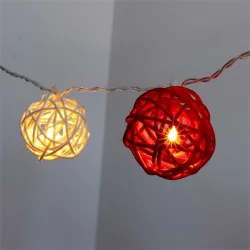 IRIS Gömb alakú fonott/rattan/4m/fehér + piros/20db LED-es/3xAA elemes fénydekoráció  (101-07)