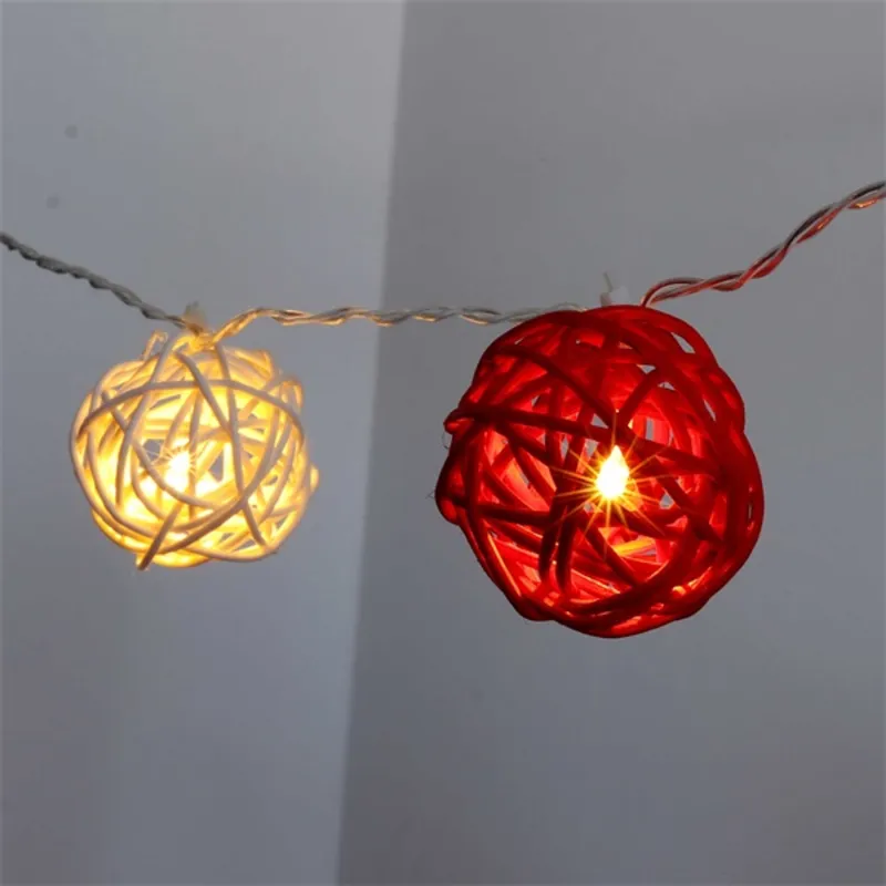 IRIS Gömb alakú fonott/rattan/4m/fehér + piros/20db LED-es/3xAA elemes fénydekoráció (101-07) IRIS Gömb alakú fonott/rattan/4m/fehér + piros/20db LED-es/3xAA elemes fénydekoráció (101-07)