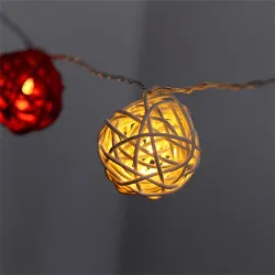 IRIS Gömb alakú fonott/rattan/4m/fehér + piros/20db LED-es/3xAA elemes fénydekoráció  (101-07)