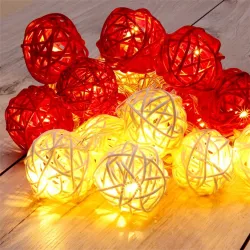 IRIS Gömb alakú fonott/rattan/4m/fehér + piros/20db LED-es/3xAA elemes fénydekoráció  (101-07)